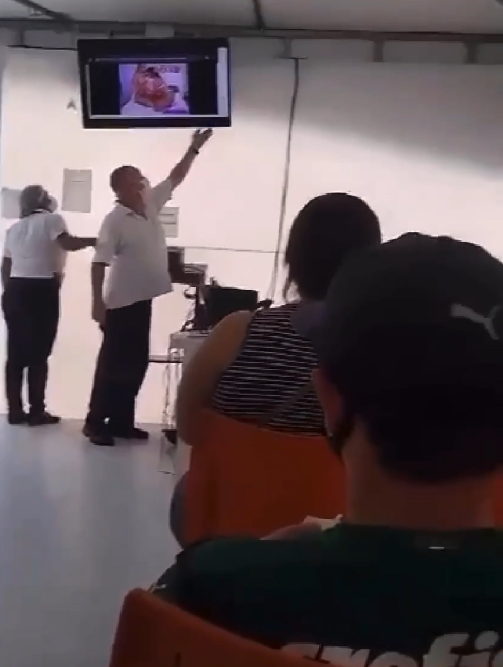 Vídeo pornô passa em televisão da recepção de UPA em Minas Gerais
