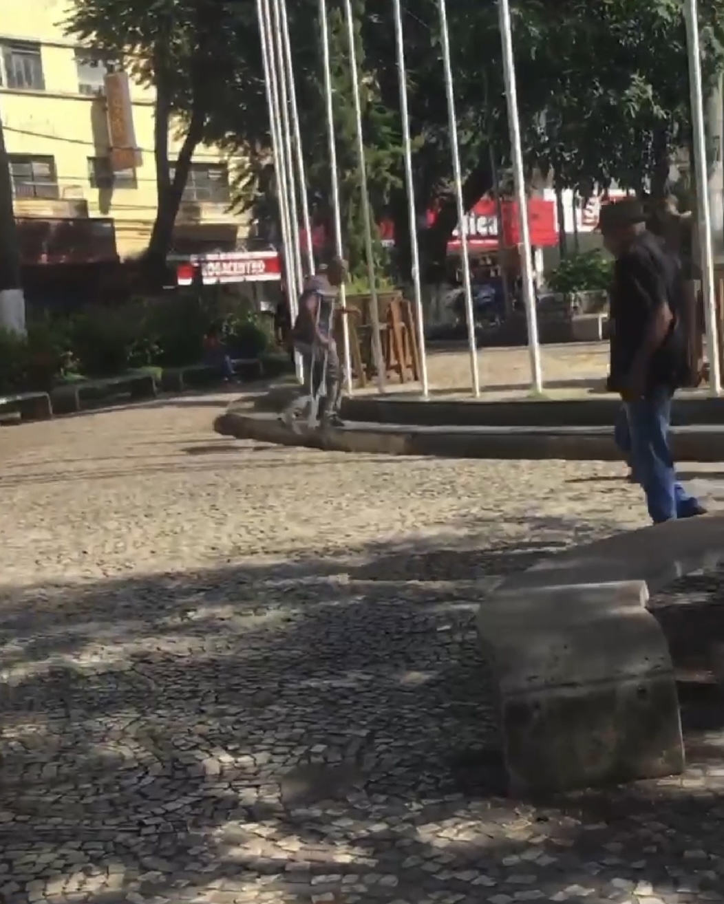 População reclama ao Diário de homem que “todos os dias urina na Praça Tiradentes”, em Teófilo Otoni