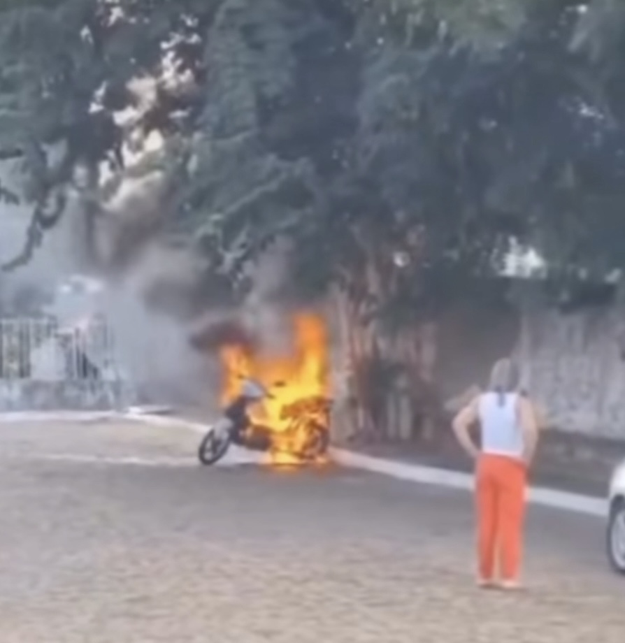 Jovem põe fogo em moto de professora após não conseguir se matricular em escola de Salto da Divisa