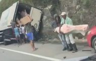 Caminhão de carne tomba em Catuji e população saqueia carga