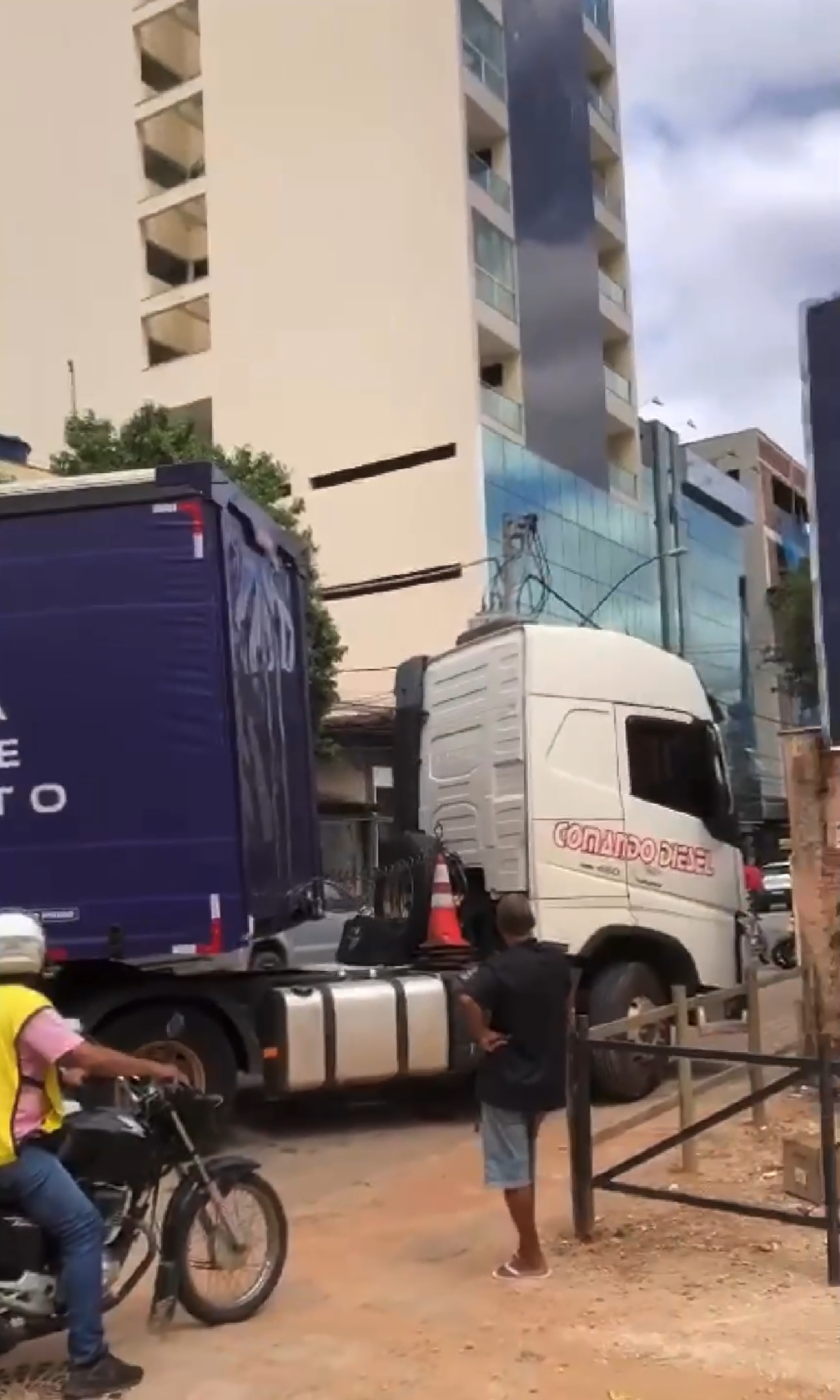 Tráfego de carretas deixa estragos no Centro e bairros de Teófilo Otoni