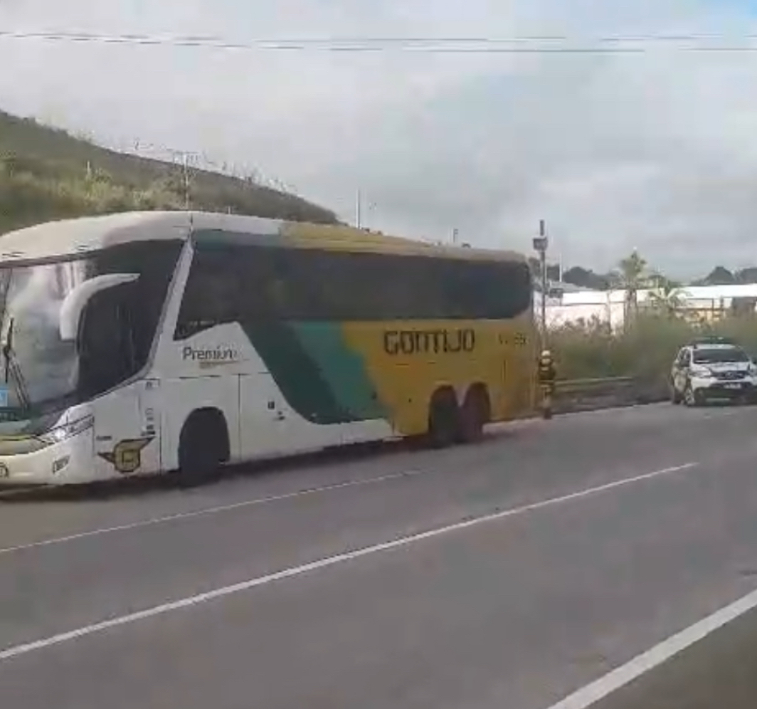 Após denúncia de homem armado em ônibus, PM aborda veículo na Lajinha, zona rural de Teófilo Otoni