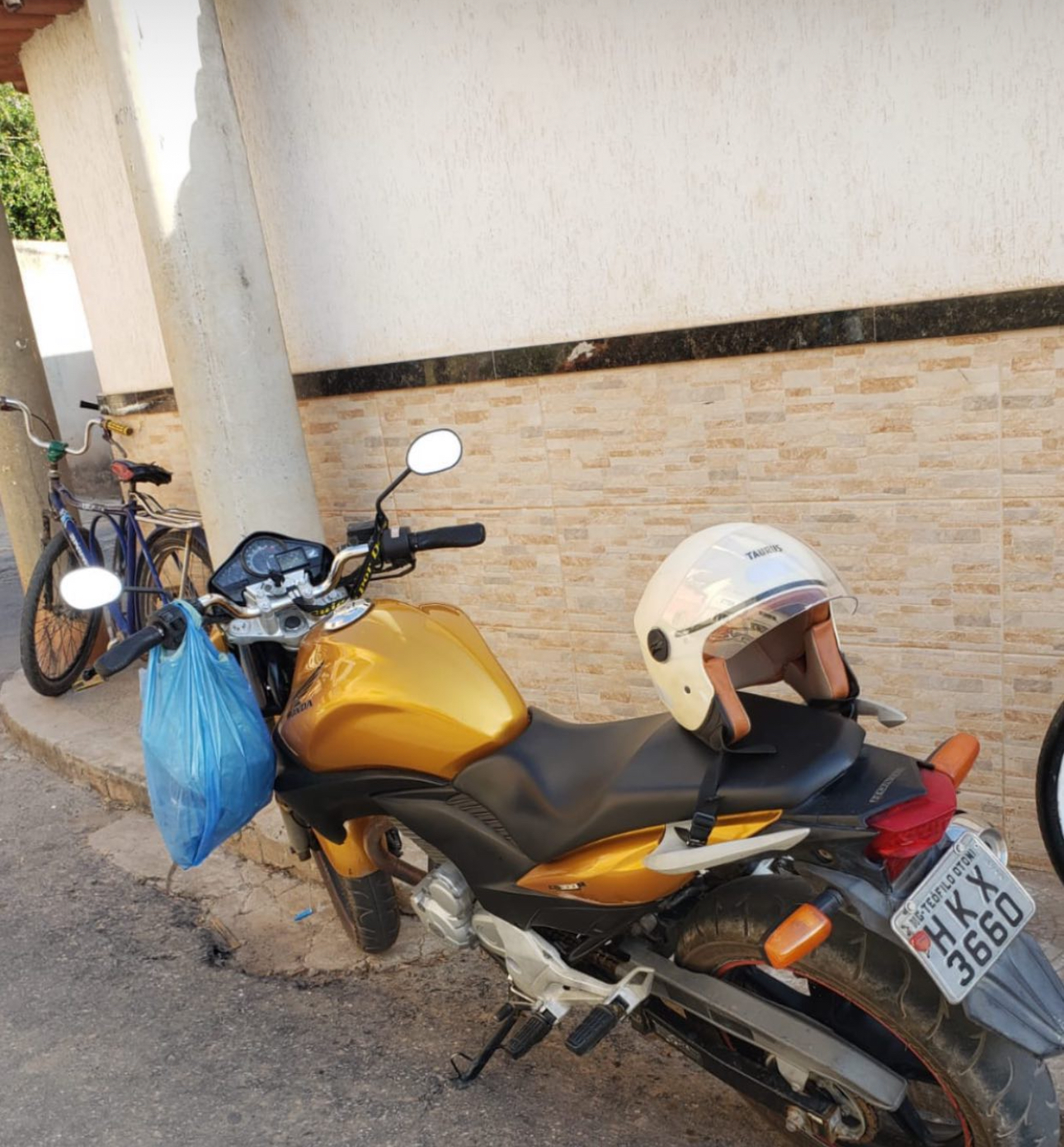 “Perdeu, perdeu”: Homens armados rendem motociclista e levam moto em Teófilo Otoni