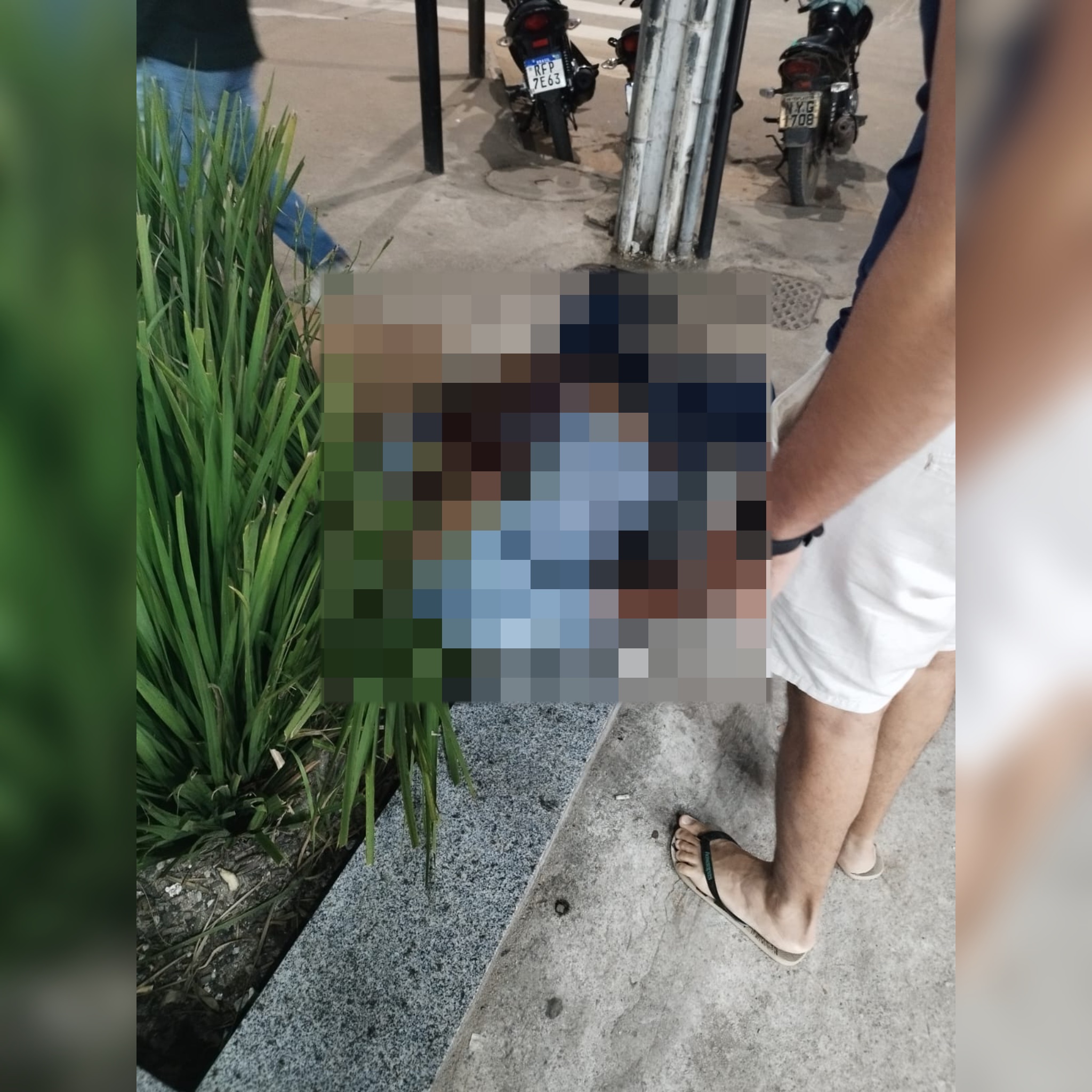 Homem cai esfaqueado em drive thru de farmácia no Centro de Teófilo Otoni