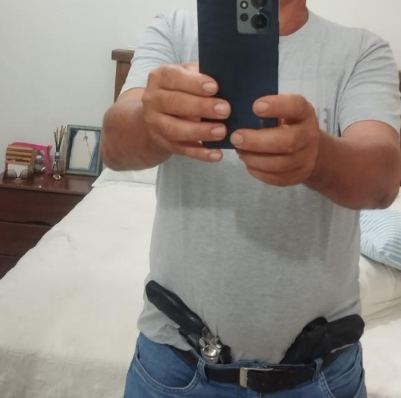 Presidente do PSB de Malacacheta posta foto portando armas em seu perfil nas redes sociais