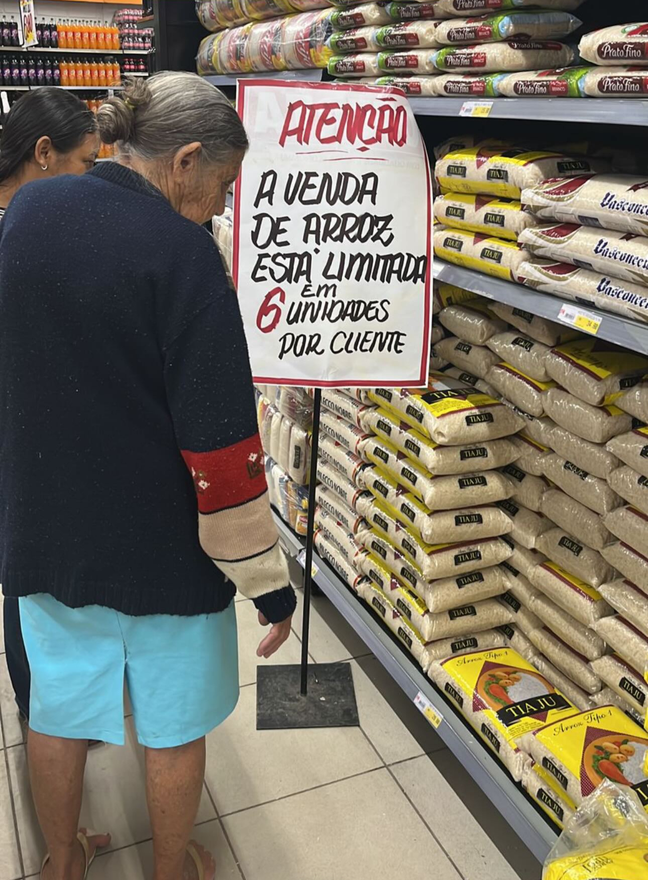 Alguns supermercados limitam compra de arroz por cliente devido catástrofe  no Rio Grande do Sul
